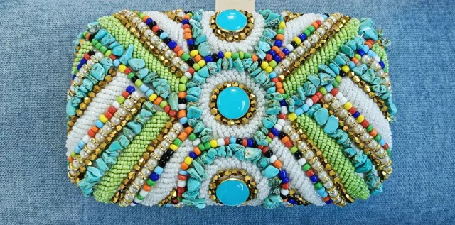 Pochette con pietre turchesi e perline
