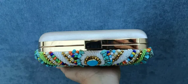 Pochette con pietre turchesi e perline