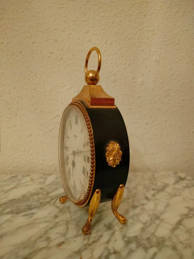 Reloj despertador antiguo SWIZA 8 funcionando.