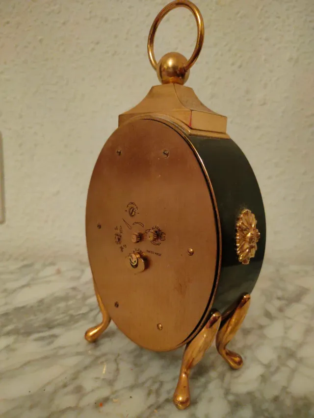 Reloj despertador antiguo SWIZA 8 funcionando.