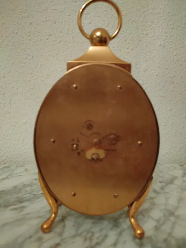 Reloj despertador antiguo SWIZA 8 funcionando.