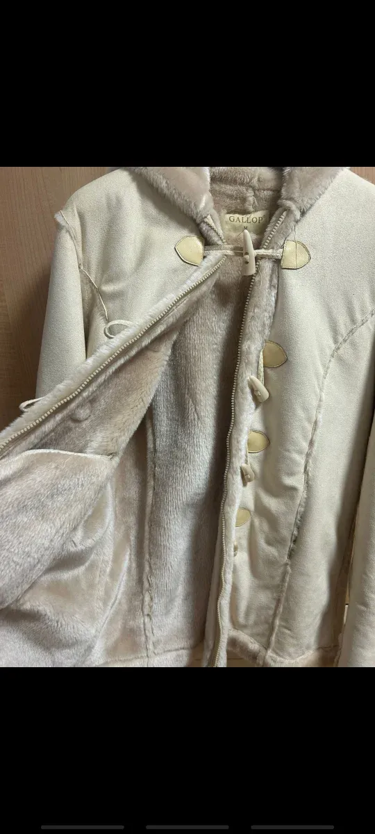 Abrigo beige con capucha