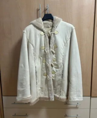 Abrigo beige con capucha