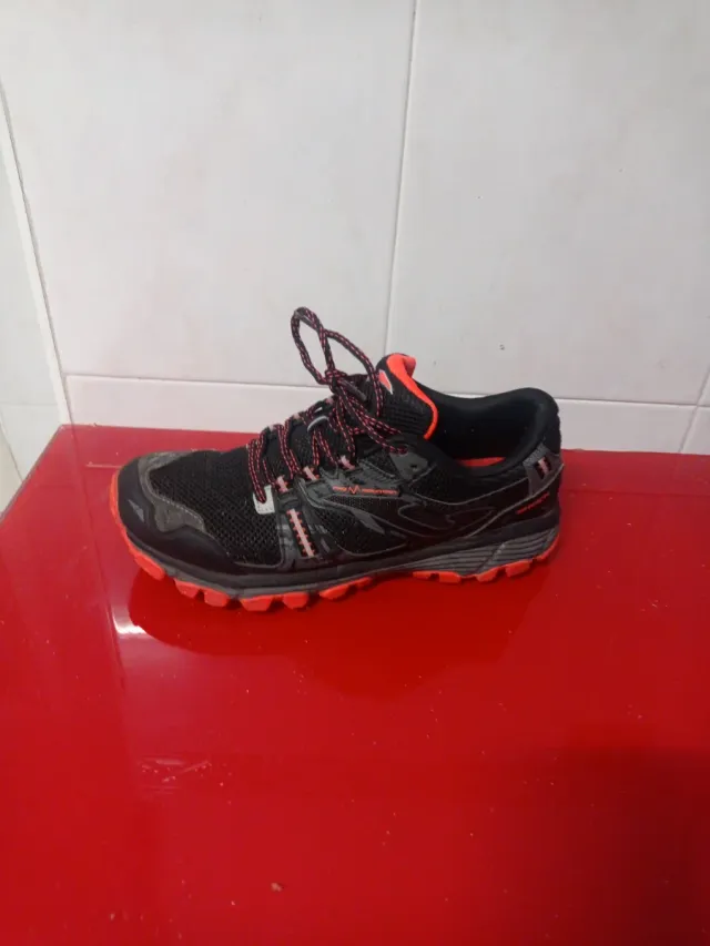 Zapatillas Joma Negras y Rojas