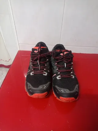 Zapatillas Joma Negras y Rojas