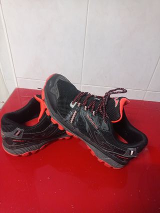 Zapatillas Joma Negras y Rojas