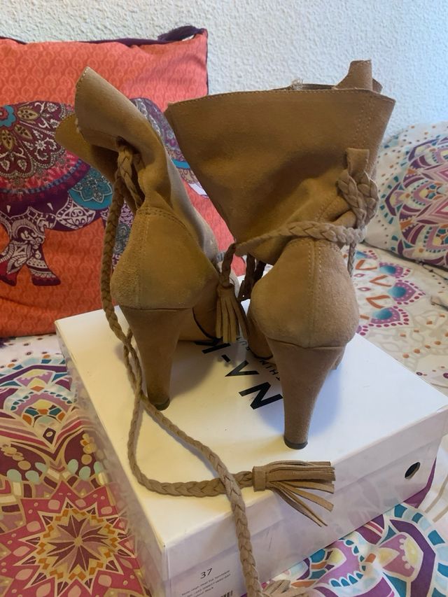 Botines de ante beige con flecos talla 39