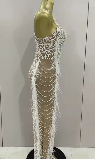 Vestido de fiesta perlas y plumas