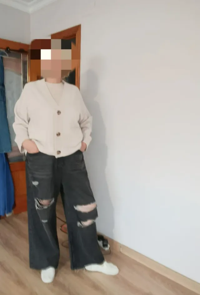 vaqueros negros rotos con pernera muy ancha