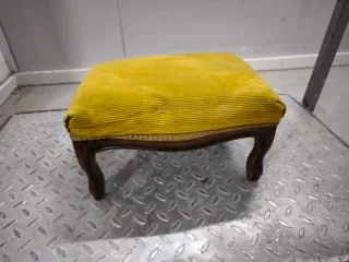 Escabel antiguo de terciopelo y madera