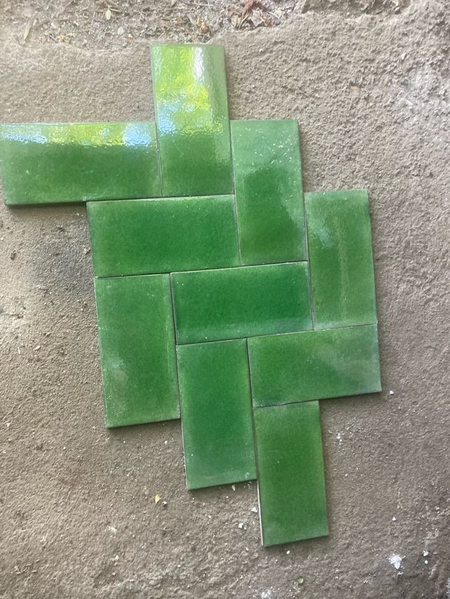 Azulejos antiguos verdes y marrones