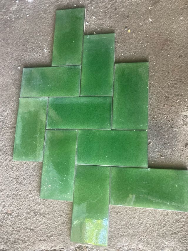 Azulejos antiguos verdes y marrones