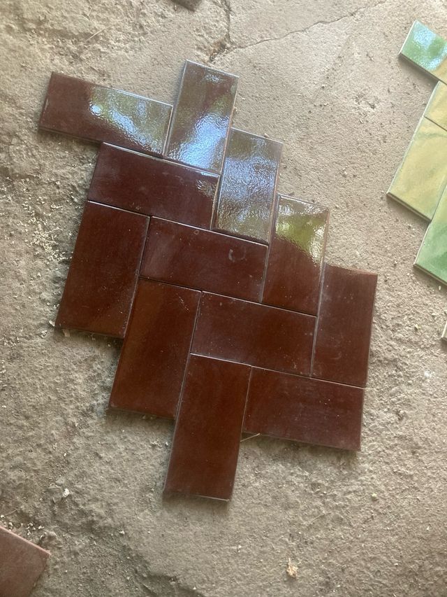 Azulejos antiguos verdes y marrones