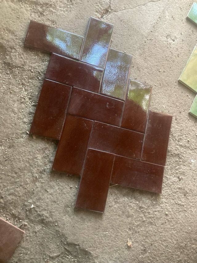 Azulejos antiguos verdes y marrones