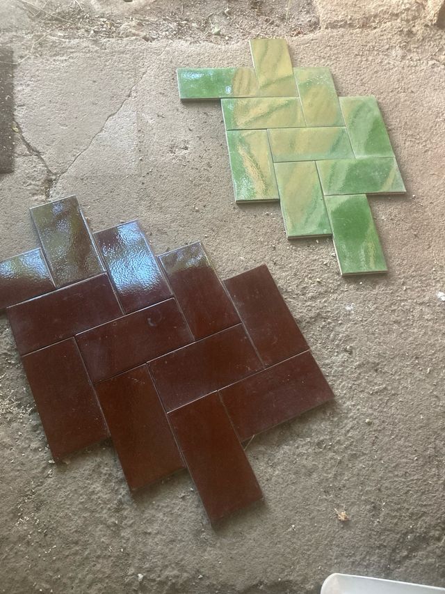 Azulejos antiguos verdes y marrones