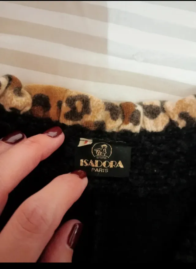 Chaqueta negra con ribete de leopardo