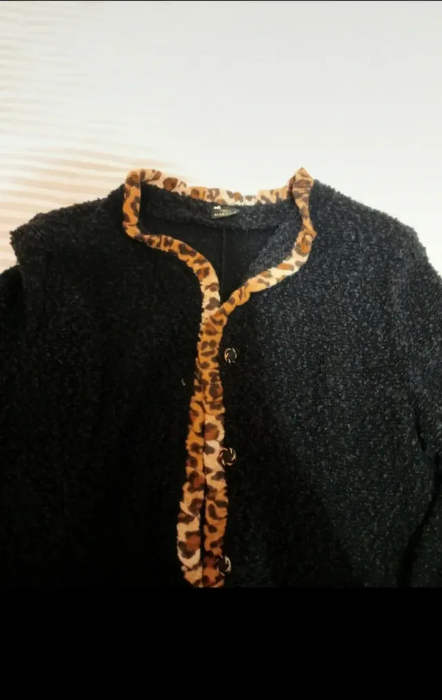 Chaqueta negra con ribete de leopardo
