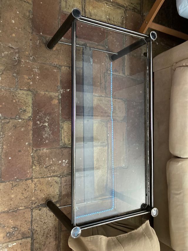 Mesa de centro de cristal y metal