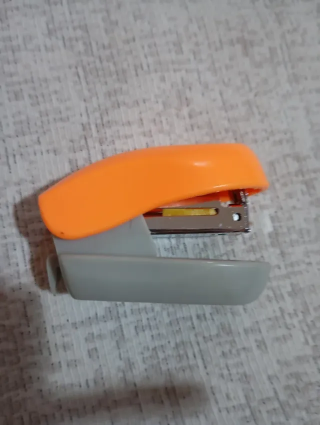 Grapadora Naranja y Gris