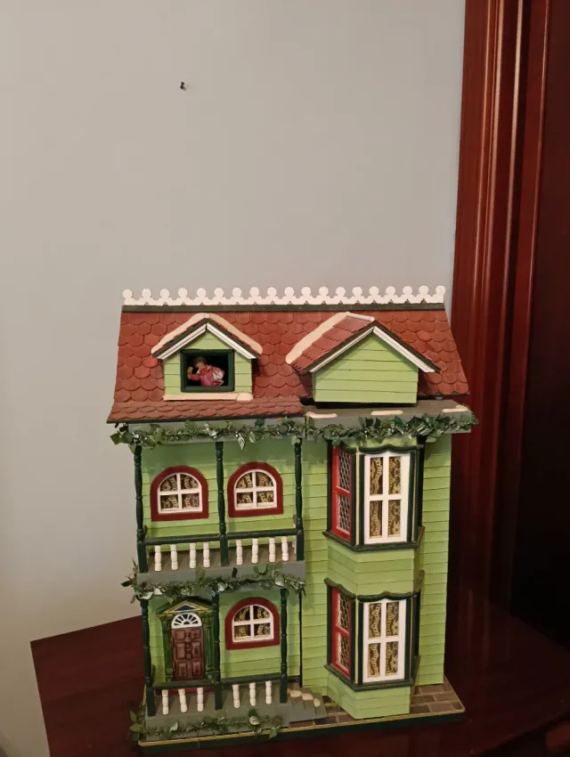 Casa de muñecas con música de 33x20,5x44 cm.