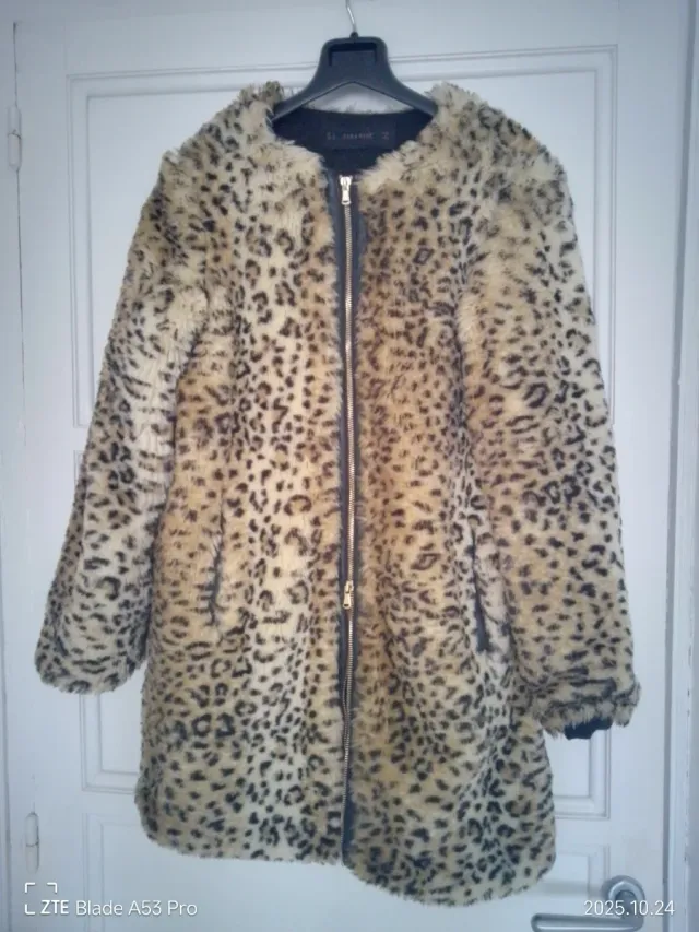 Abrigo pelo estampado animal Zara