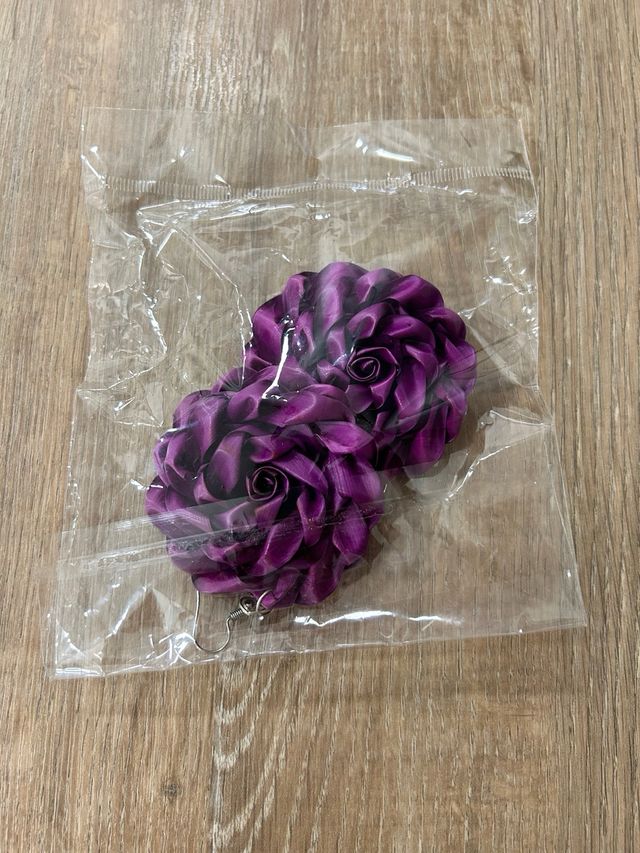 Pendientes flor morada hechos a mano en CDMX
