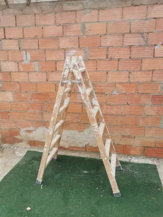 Escalera de madera plegable