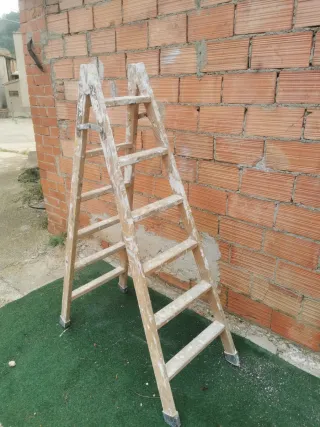 Escalera de madera plegable