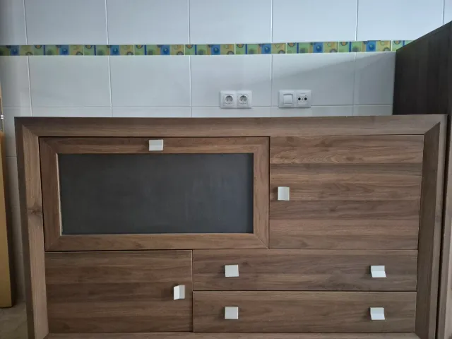 Mueble de madera con cristal