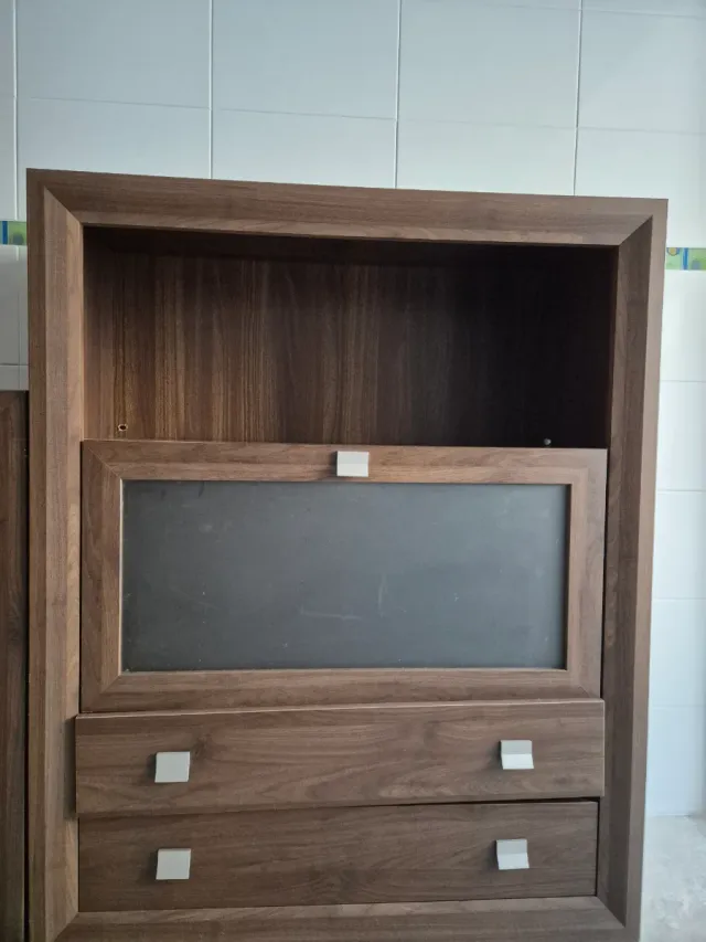 Mueble de madera con cristal