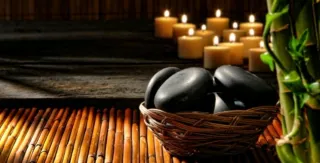 MASAJE CON PIEDRAS CALIENTES