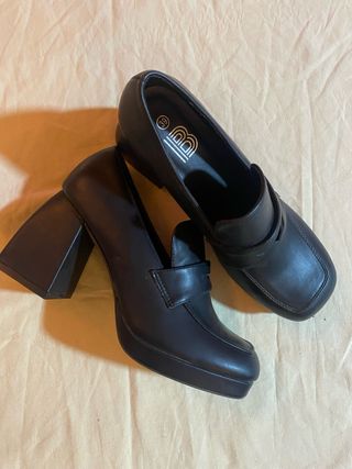 Mocasines tacón negros talla 39.
