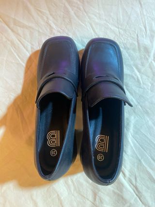 Mocasines tacón negros talla 39.