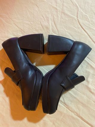 Mocasines tacón negros talla 39.