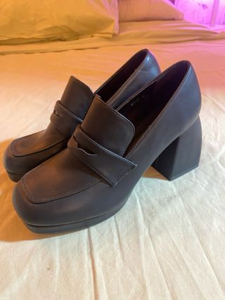 Mocasines tacón negros talla 39.