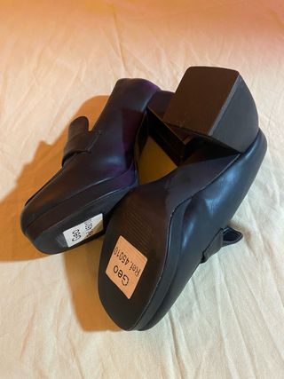 Mocasines tacón negros talla 39.