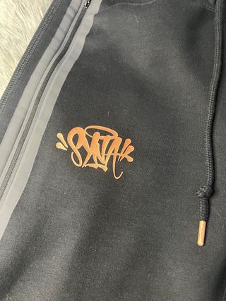 Chándal Synaworld x Nike Negro y Dorado Nuevo