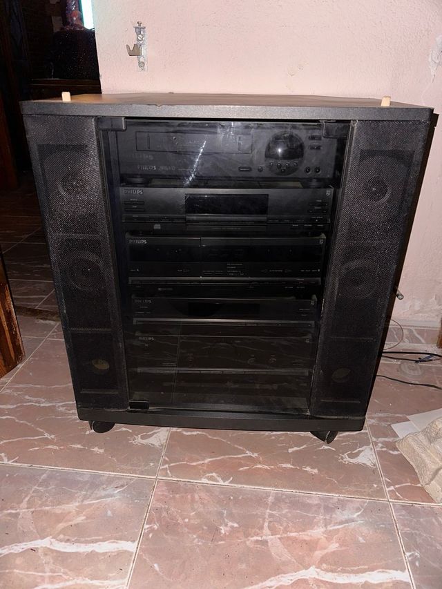 Equipo de sonido Philips con altavoces