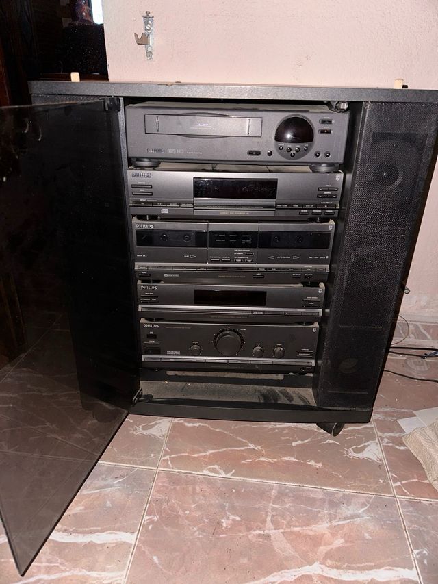 Equipo de sonido Philips con altavoces