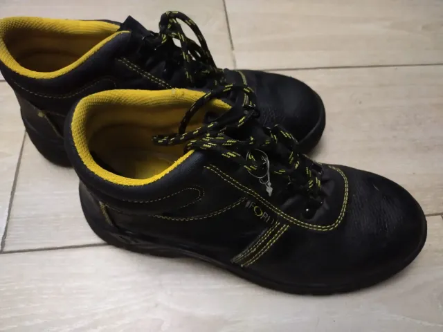 Botas de trabajo negras y amarillas