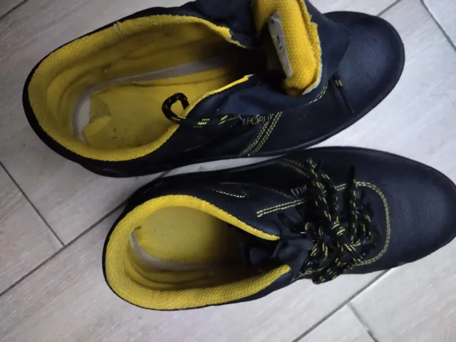Botas de trabajo negras y amarillas