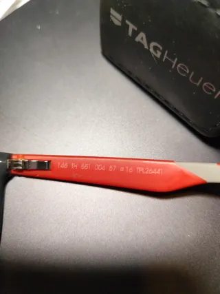 Gafas TAG Heuer Negras y Rojas.