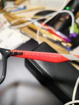 Gafas TAG Heuer Negras y Rojas.