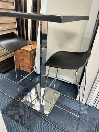 Mesa de bar moderna con 2 taburetes