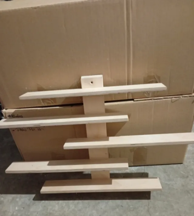 Estantería de madera beige y marrón