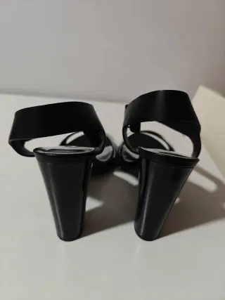 Sandalias Calvin Klein Negras y Plateadas