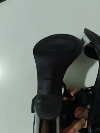 Sandalias Calvin Klein Negras y Plateadas