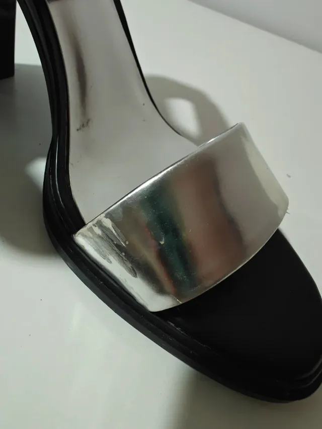 Sandalias Calvin Klein Negras y Plateadas