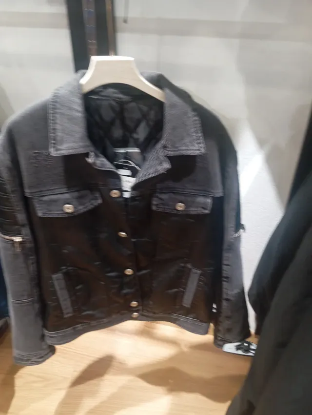 Cazadora vaquera desgastada