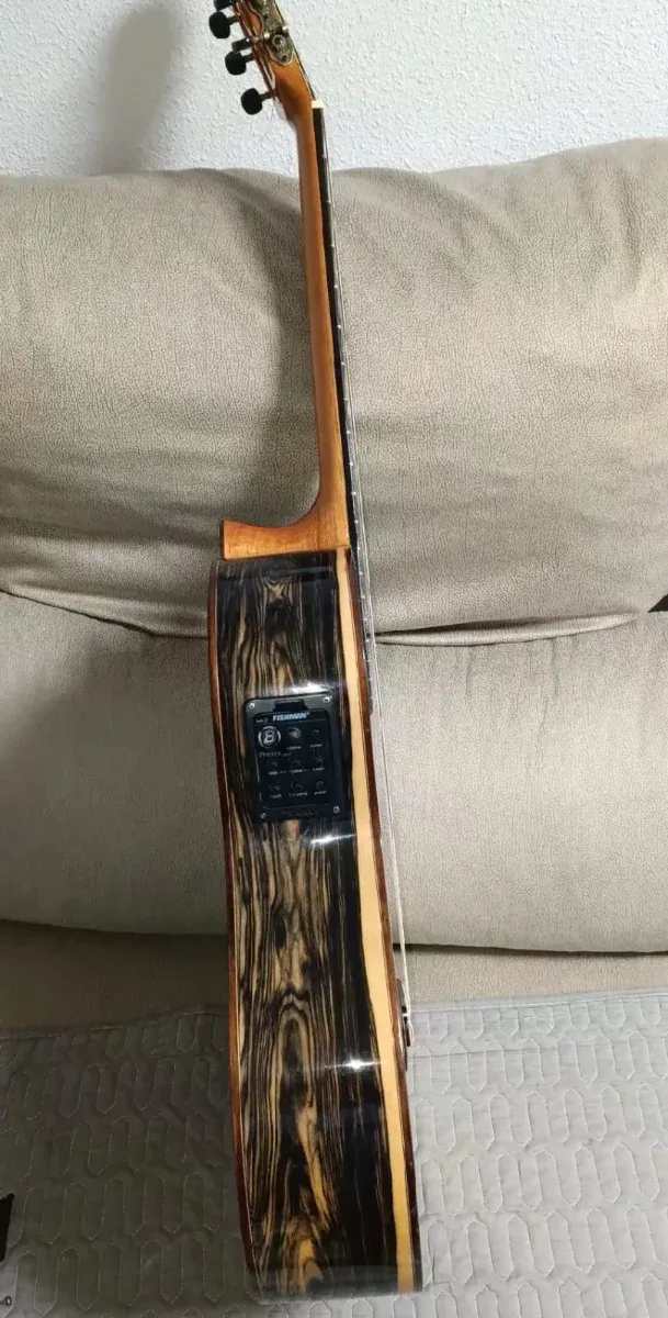 Guitarra flamenca Prudencio Saez enchufada.